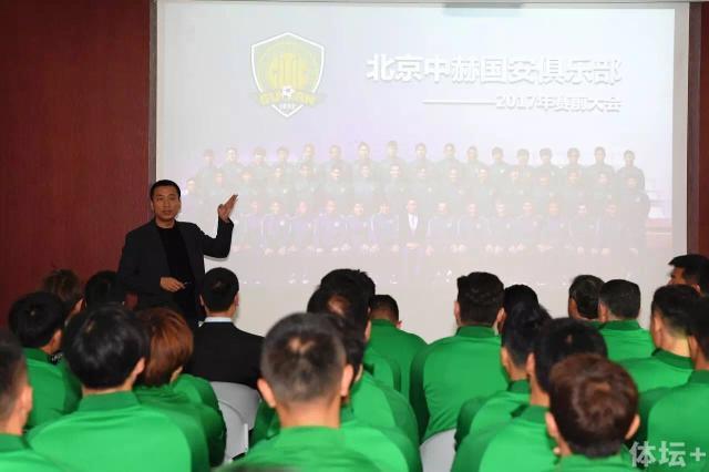 全国政协委员、编剧王丽萍谈到，有些外国朋友来到中国，会体验养生茶等具有中国特色的事物，他们的视角非常特别。