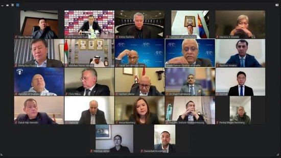 妮可基德曼尴尬一幕：被骑行者撞倒 掉鞋忙逃离 2013-09-13 纽约当地时间9月12日，演员妮可·基德曼一身白色套裙装扮优雅赶赴时装秀，当从车中下来准备走入酒店时，没想到被一名狗仔骑自行车的人猛烈撞倒，妮可被撞掉鞋后狼狈不堪急忙找鞋，优雅仪态全无。