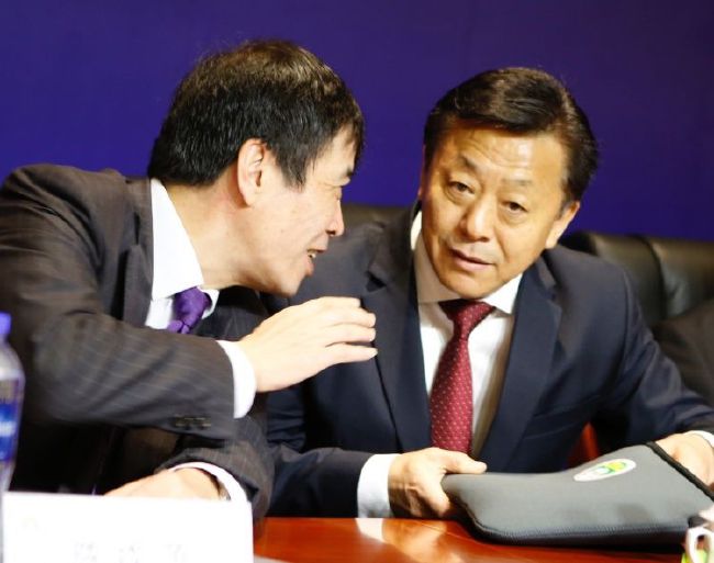 金贤重通过其个人网站公开了自己的正式日程、拍摄现场、其他非公开照片等，试图从多方面与粉丝沟通。