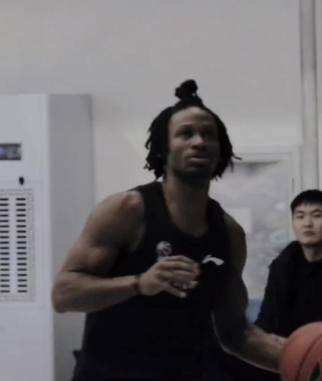 ”点击观看视频让侯勇印象最深的是，邮轮上的游客来自世界各地，甚至有从澳大利亚专程赶来的家庭，他还在船上偶遇了30多年未见的老战友，“这些不期而遇的美好，让这场旅程充满了惊喜，也让我们看到了电影的魅力，它能跨越距离，连接人心。