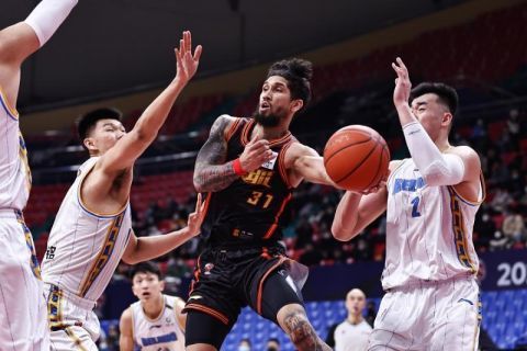 影片讲述了乐队主唱林南一与甘孜民宿老板林七七在雪山草原间邂逅，从试探到相爱的故事。