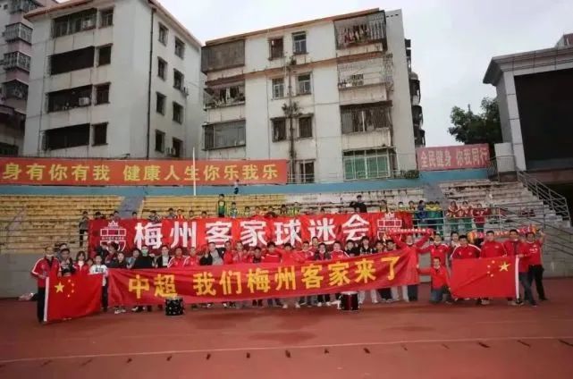 太多的矛盾，都从家庭内部爆发，貌似是鸡毛蒜皮，实则涵括着极为严肃的理念之争。