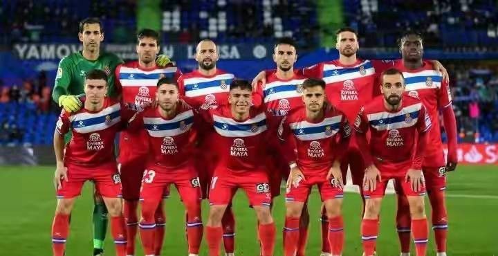 塞隆与男友西恩·潘亮相 车内俯身贴胸举动亲密 2014-02-13 洛杉矶当地时间11日，38岁的女星查理兹·塞隆和男友西恩·潘出席某活动，当天塞隆身穿一身黑色短裙露出纤细美腿，低胸设计隐隐显出丰满曲线，男友西恩·潘紧随其后。