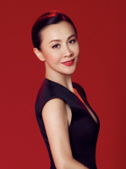 照片中，夫妻二人置身在漂亮的庄园中，让·托德甜蜜依偎在妻子的肩头，杨紫琼则亲吻着托德的额头，甜蜜满溢 杨紫琼晒照庆与老公6000天纪念日 素颜出镜状态好 2020-11-09 11月8日，为纪念与老公相恋6000天，杨紫琼通过个人社交账号高调秀起了恩爱。