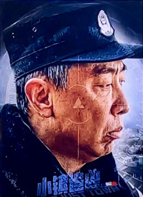 黄轩一身简约黑色正装低调得体，搭配标志性图腾的猎豹胸针，彰显沉稳贵气。